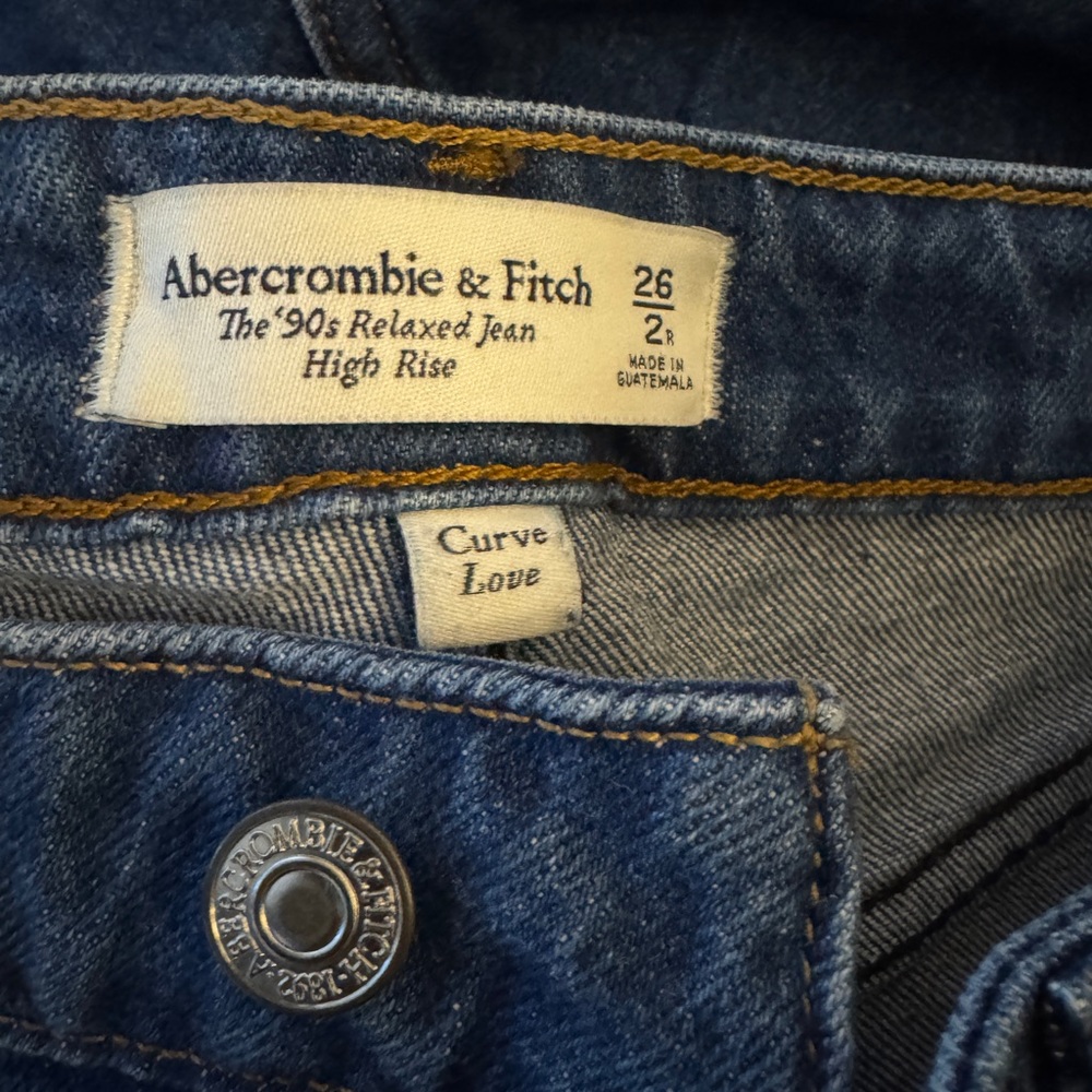 Abercrombie 90’s relaxed Jean High rise size 26 R (2R)